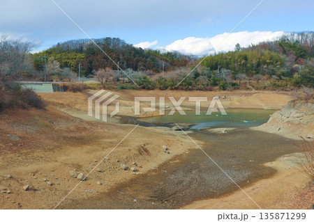 冬の水不足で干上がった群馬県の大塩湖の風景 冬の水不足で干上がった群馬県の大塩湖の風景 135871299