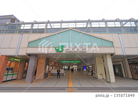 神奈川県横浜市、JR桜木町駅の風景 135871849