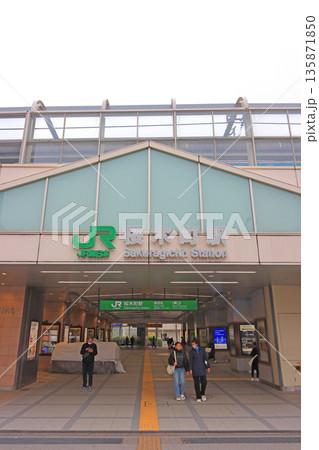 神奈川県横浜市、JR桜木町駅の風景 135871850