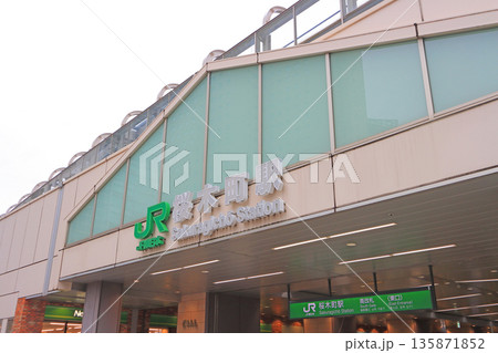 神奈川県横浜市、JR桜木町駅の風景 135871852