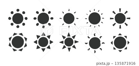 太陽の手書きのベクターのアイコン　いたずら書きのイラスト 135871916