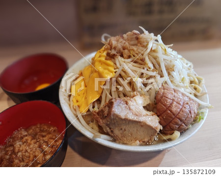 二郎系ラーメン 大盛 マシマシ あぶら 二郎系ラーメン 大盛 マシマシ あぶら 135872109