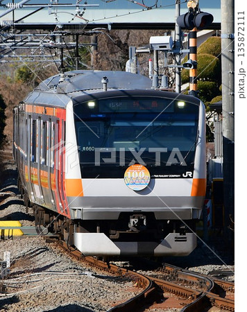 E233系0番台青660編成五日市線開業100周年装飾 E233系0番台青660編成五日市線開業100周年装飾 135872111