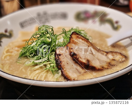 美味しいとんこつラーメン 美味しいとんこつラーメン 135872116