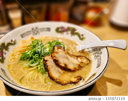 おいしいとんこつラーメン キレイ 美味しい おいしいとんこつラーメン キレイ 美味しい 135872119