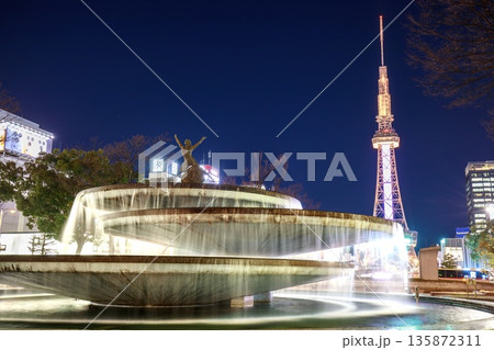 名古屋市栄、希望の泉と中部電力ミライタワーの夜景 名古屋市栄、希望の泉と中部電力ミライタワーの夜景 135872311