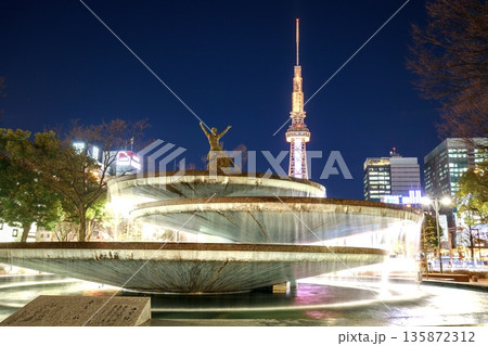 名古屋市栄、希望の泉と中部電力ミライタワーの夜景 名古屋市栄、希望の泉と中部電力ミライタワーの夜景 135872312