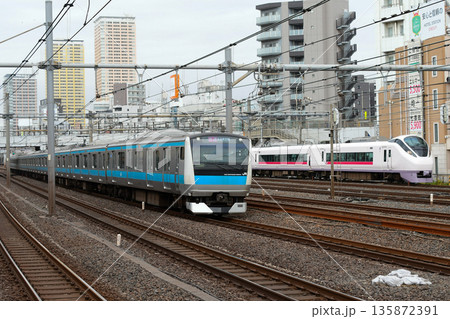 並走するE657系常磐線特急とE233系1000番台京浜東北線 並走するE657系常磐線特急とE233系1000番台京浜東北線 135872391
