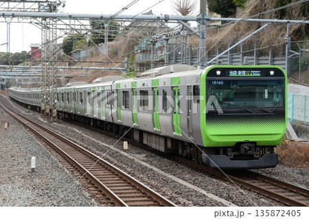 E235系0番台山手線 135872405