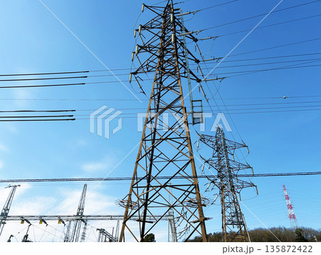 青空にそびえる鉄塔 135872422