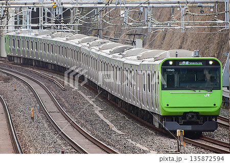 E235系0番台トウ39編成　山手線環状運転100周年103系風ラッピング 135872594