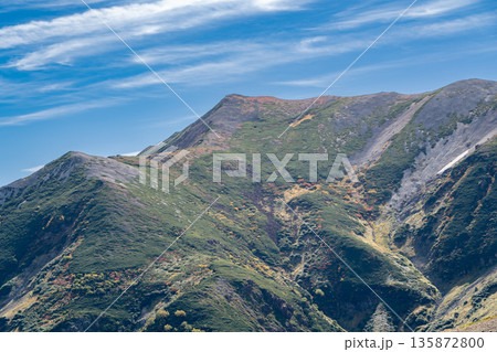 鉢ヶ岳の巻道から見上げる小蓮華山（大日岳）　北アルプス白馬岳～雪倉岳縦走登山 135872800