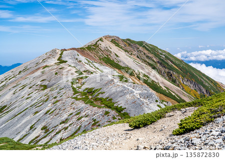 三国境から見上げる小蓮華山（大日岳）　北アルプス白馬岳～雪倉岳縦走登山 135872830