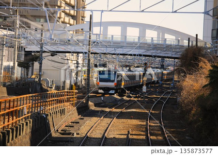 昼下がりのJR中央線八王子駅構内。 昼下がりのJR中央線八王子駅構内。 135873577