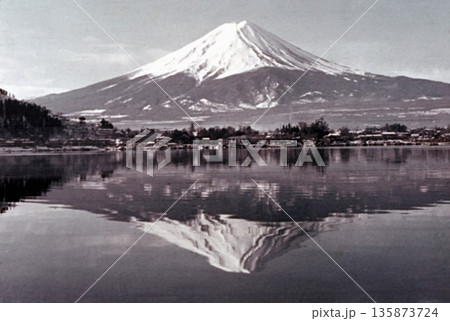 古写真　1957年　山梨県　河口湖から望む富士山 135873724