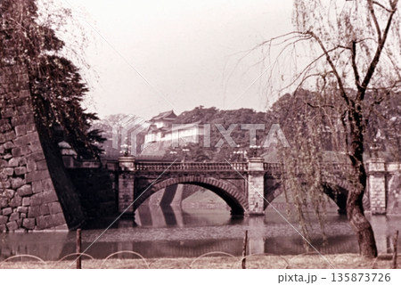 古写真 1957年 東京 皇居外苑の正門石橋 古写真 1957年 東京 皇居外苑の正門石橋 135873726