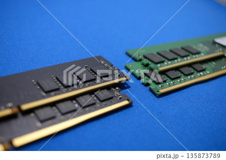パソコンに組み込むメモリ 135873789