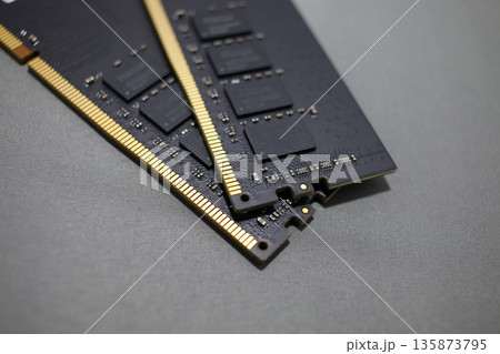 パソコンに組み込む黒いメモリ パソコンに組み込む黒いメモリ 135873795