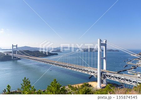 岡山県倉敷市　鷲羽山から見た瀬戸大橋 135874545