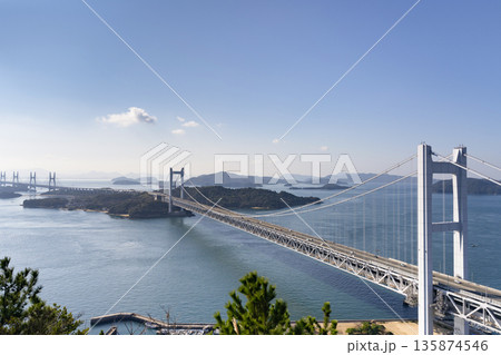 岡山県倉敷市　鷲羽山から見た瀬戸大橋 135874546