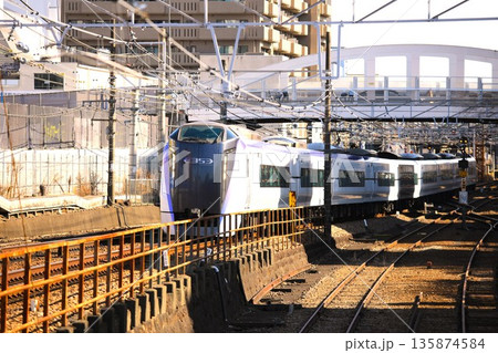 昼下がりのJR中央本線八王子駅の構内 135874584