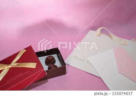 バレンタインデーのチョコレートの贈り物 135874837