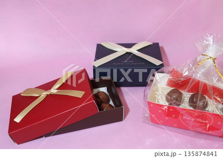 箱に入ったチョコレート 箱に入ったチョコレート 135874841