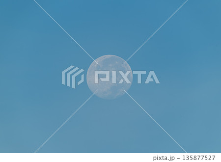 Taiwan Dadao Mountain Pre-Dawn Moon Fading Blue Sky Autumn. Taiwan Dadao Mountain Pre-Dawn Moon Fading Blue Sky Autumn. 135877527