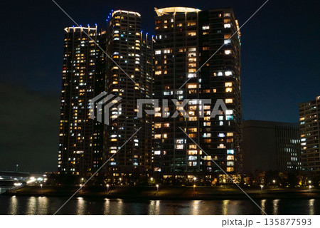 2020年の豊洲のタワーマンションの夜景 135877593