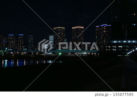 2020年の豊洲のタワーマンションの夜景 2020年の豊洲のタワーマンションの夜景 135877595