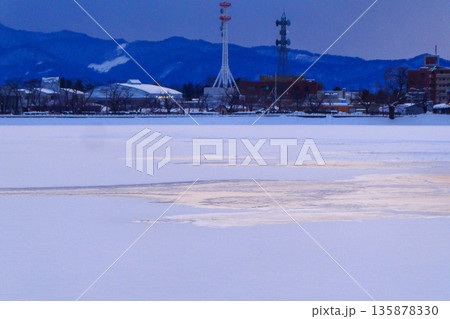 凍り付いた岩手県盛岡市の白鳥飛来地の高松池の夕暮れ 135878330
