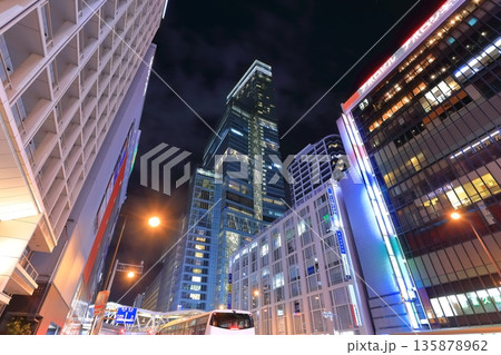 【大阪府】あべのハルカスの夜景（天王寺） 135878962