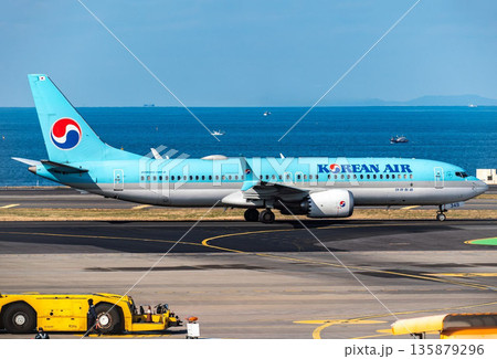 コリアン航空737-8M羽田離陸準備完了 コリアン航空737-8M羽田離陸準備完了 135879296