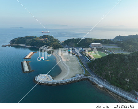 愛媛県松山市 早朝の風早長浜海岸 愛媛県松山市 早朝の風早長浜海岸 135882563