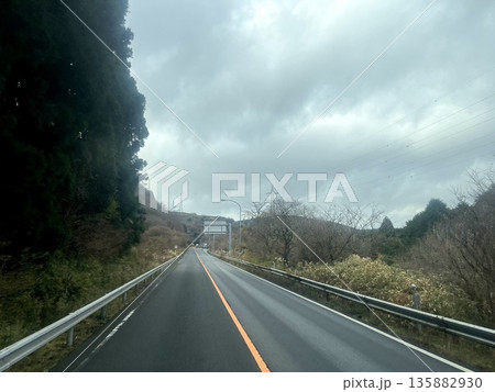 山間を走る直線道路と曇り空の風景 地方の一般道 山間を走る直線道路と曇り空の風景 地方の一般道 135882930