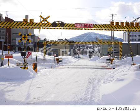 雪に覆われた静かな踏切の風景 2015.2.4 北海道 135883515