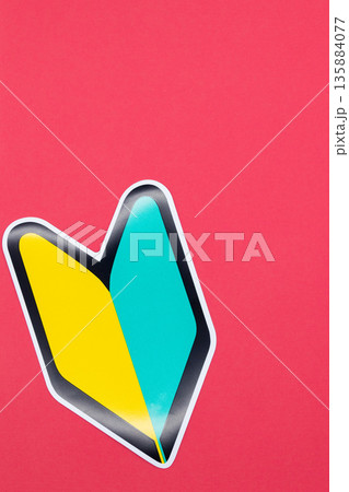 赤背景の初心者マーク 135884077