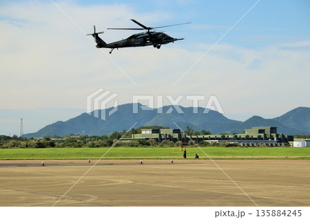 航空自衛隊のUH-60J 救助ヘリ 135884245