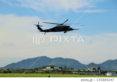 航空自衛隊のUH-60J 救助ヘリ 135884247