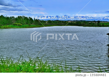 北海道美瑛町 春の水沢ダムと十勝岳連峰 北海道美瑛町 春の水沢ダムと十勝岳連峰 135884481