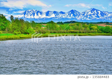 北海道美瑛町 春の水沢ダムと十勝岳連峰 北海道美瑛町 春の水沢ダムと十勝岳連峰 135884483