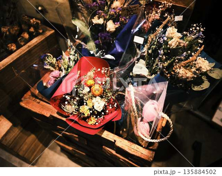 花屋さんの店先 135884502