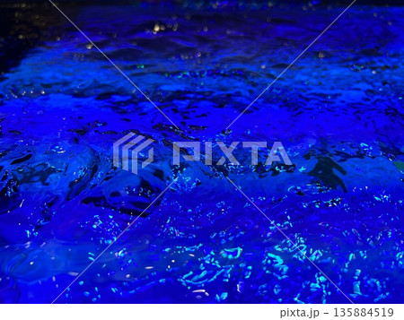 ライトアップされた青く輝く流れる水面 ライトアップされた青く輝く流れる水面 135884519