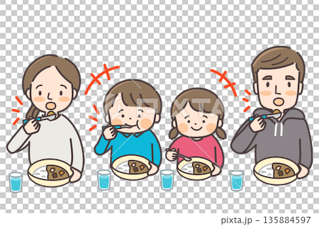 一家四口其樂融融地享用咖哩飯 135884597