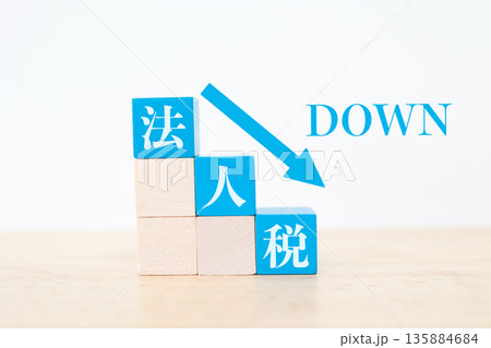 法人税減税を示す右肩下がりの積み木イメージ。 135884684