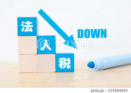 法人税減税を示す右肩下がりの積み木イメージ。 135884685
