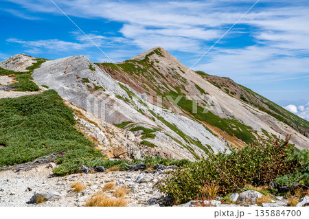 三国境から小蓮華山（大日岳）を望む　白馬大池～北アルプス白馬岳縦走登山 135884700