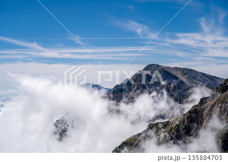 小蓮華山から見る後立山連峰の白馬鑓ヶ岳　白馬大池～北アルプス白馬岳縦走登山 135884703