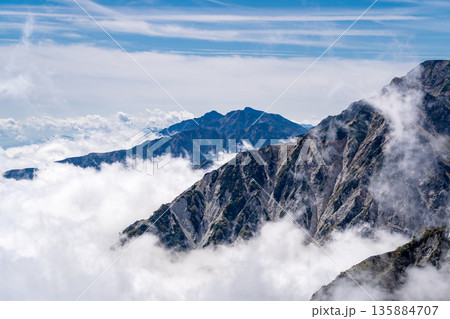 小蓮華山から見る後立山連峰の唐松岳と五竜岳 白馬大池~北アルプス白馬岳縦走登山 小蓮華山から見る後立山連峰の唐松岳と五竜岳 白馬大池~北アルプス白馬岳縦走登山 135884707