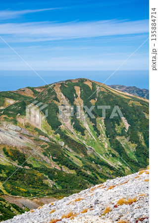 小蓮華山から見る後立山連峰の雪倉岳　白馬大池～北アルプス白馬岳縦走登山 135884714